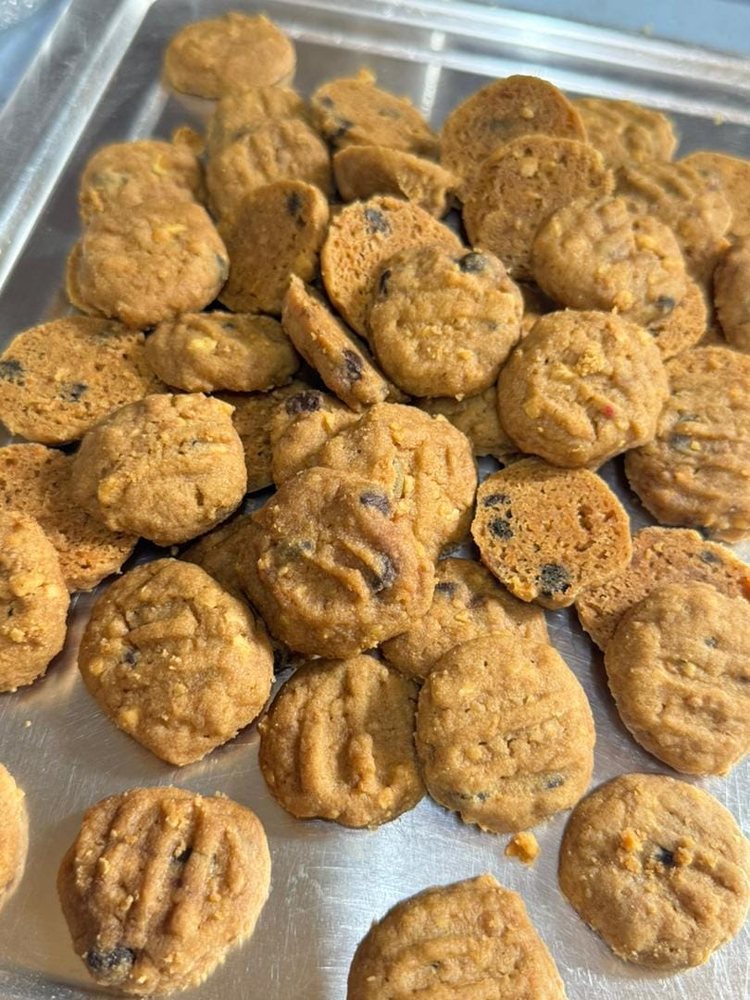 Biskut gulung tangan disejukkan atas dulang di dapur LOKA Treats