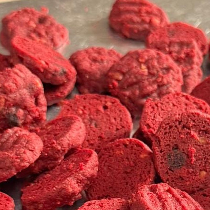 Biskut red velvet atas dulang pembakar