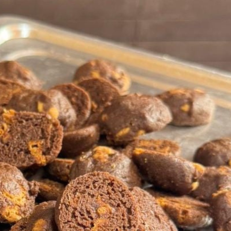 Biskut coklat berganda bertindan