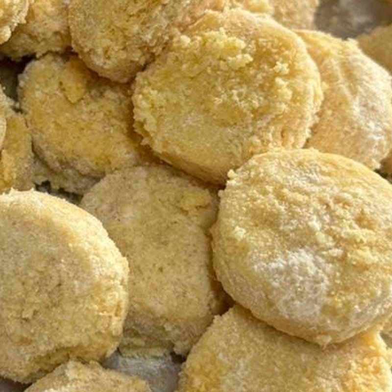 Biskut karamel masin disejukkan selepas dibakar