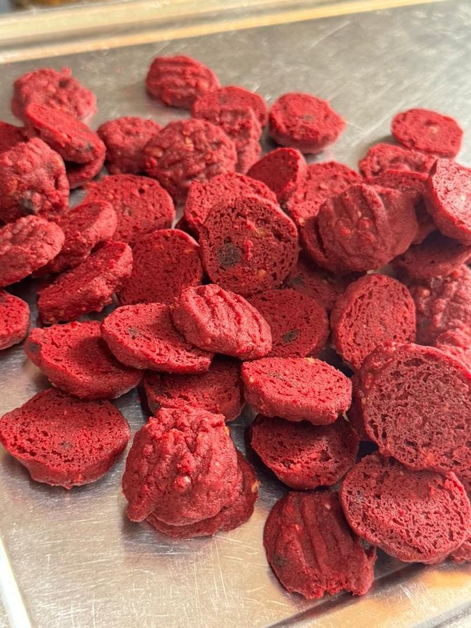 Dulang biskut red velvet baru keluar dari ketuhar